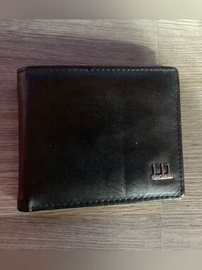 Source Unknown Black Leather Bi-Fold Card Holder with Silver Logo